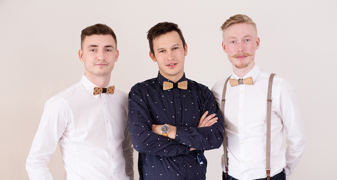 „Bylo nám líto, že řemeslo upadá, a tak jsme se rozhodli obnovit jeho krásu.“ říká o nejúspěšnější české firmě na výrobu dřevěných motýlků BeWooden jeden z jejich zakladatelů, Jakub Najdek 